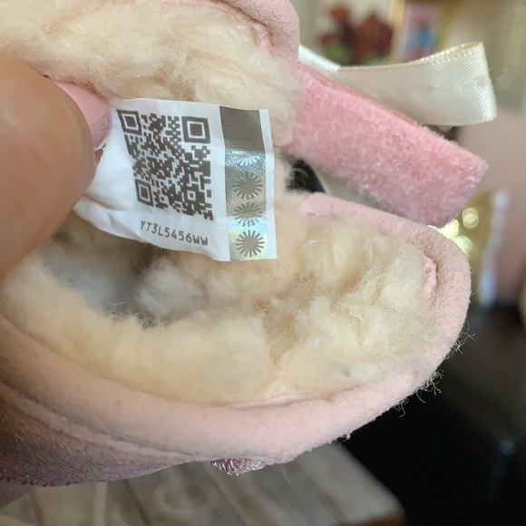 Baby pink Ugg’ bootie with Bow Velcro back size 2/3 - Picture 9 of 11